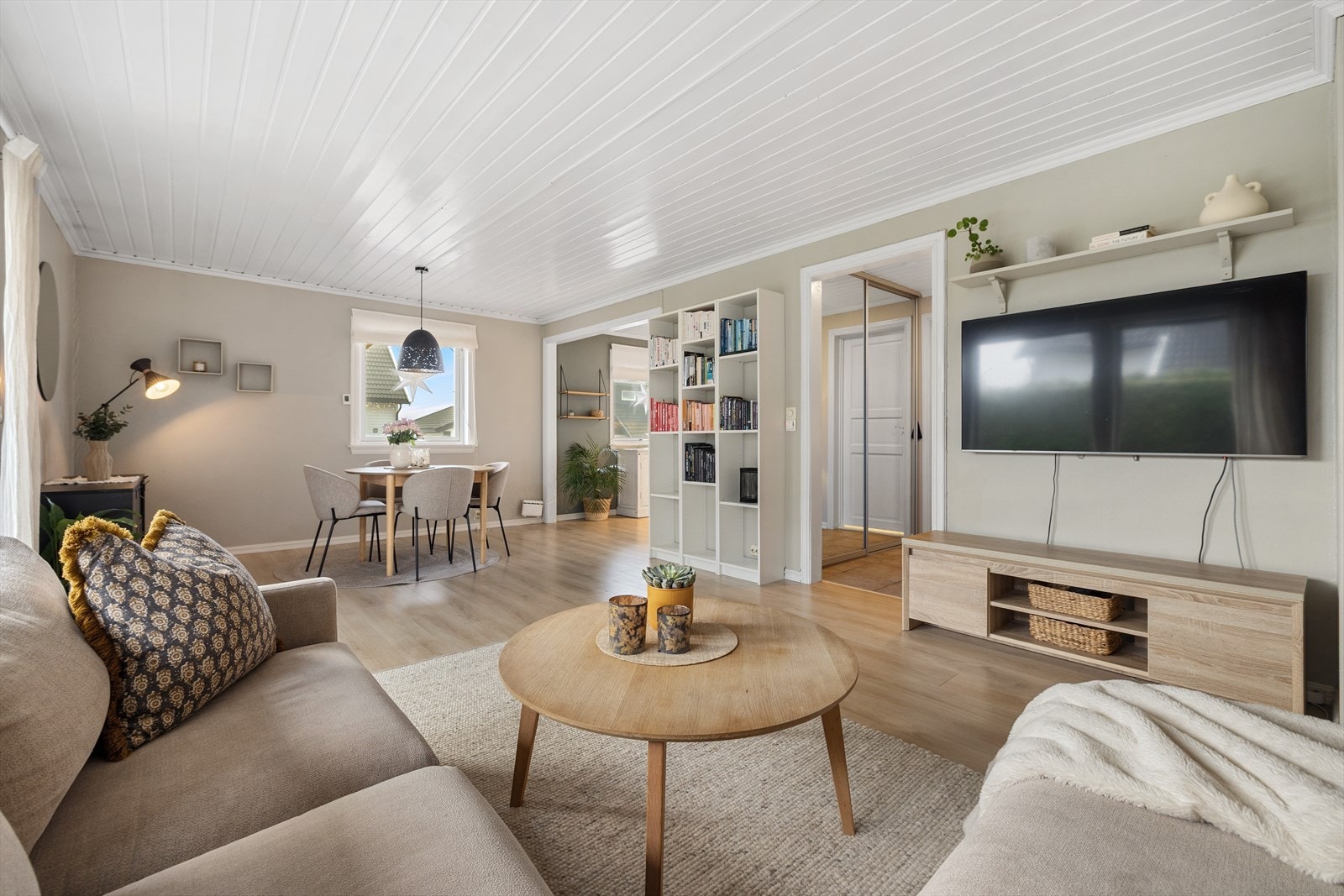 Stuen er lys og innbydende, og har en flott og funksjonell romløsning, med naturlige soner for sofagruppe og spisestue Galleribilde