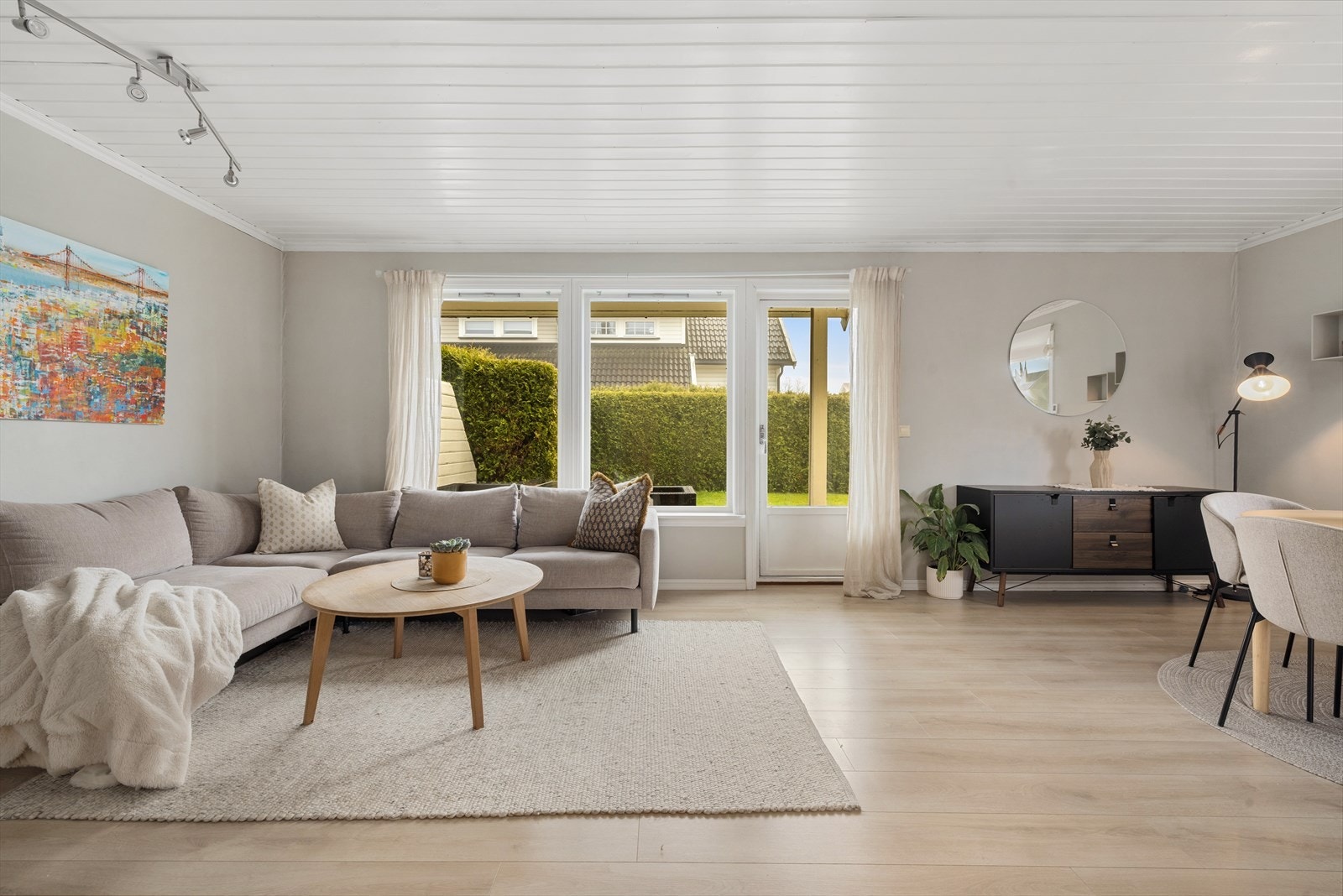 Fra stuen er det utgang til sydvestvendt terrasse uten innsyn fra naboer Galleribilde