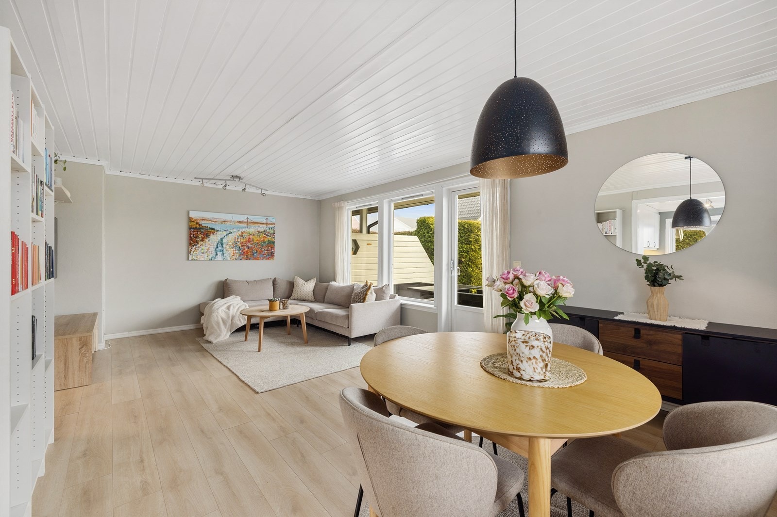 Boligen har funksjonelle og gode romløsninger over to etasjer Galleribilde