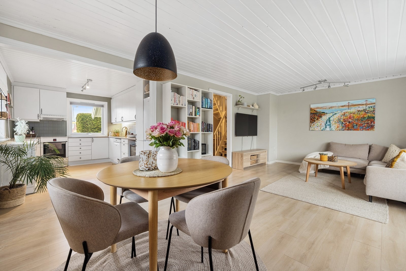 Denne vertikaldelte tomannsboligen fremstår som innbydende og delikat, med gjennomgående lyse og moderne farger på overflater Galleribilde