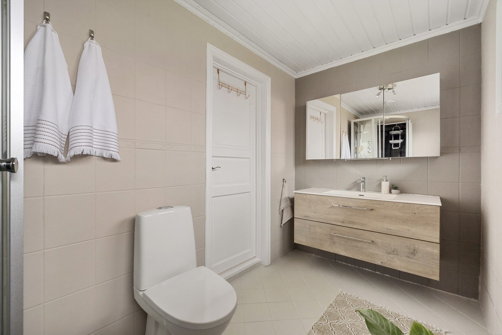 Baderommet i 2. etasje har malte fliser på vegger og gulv, med varmekabler Galleribilde