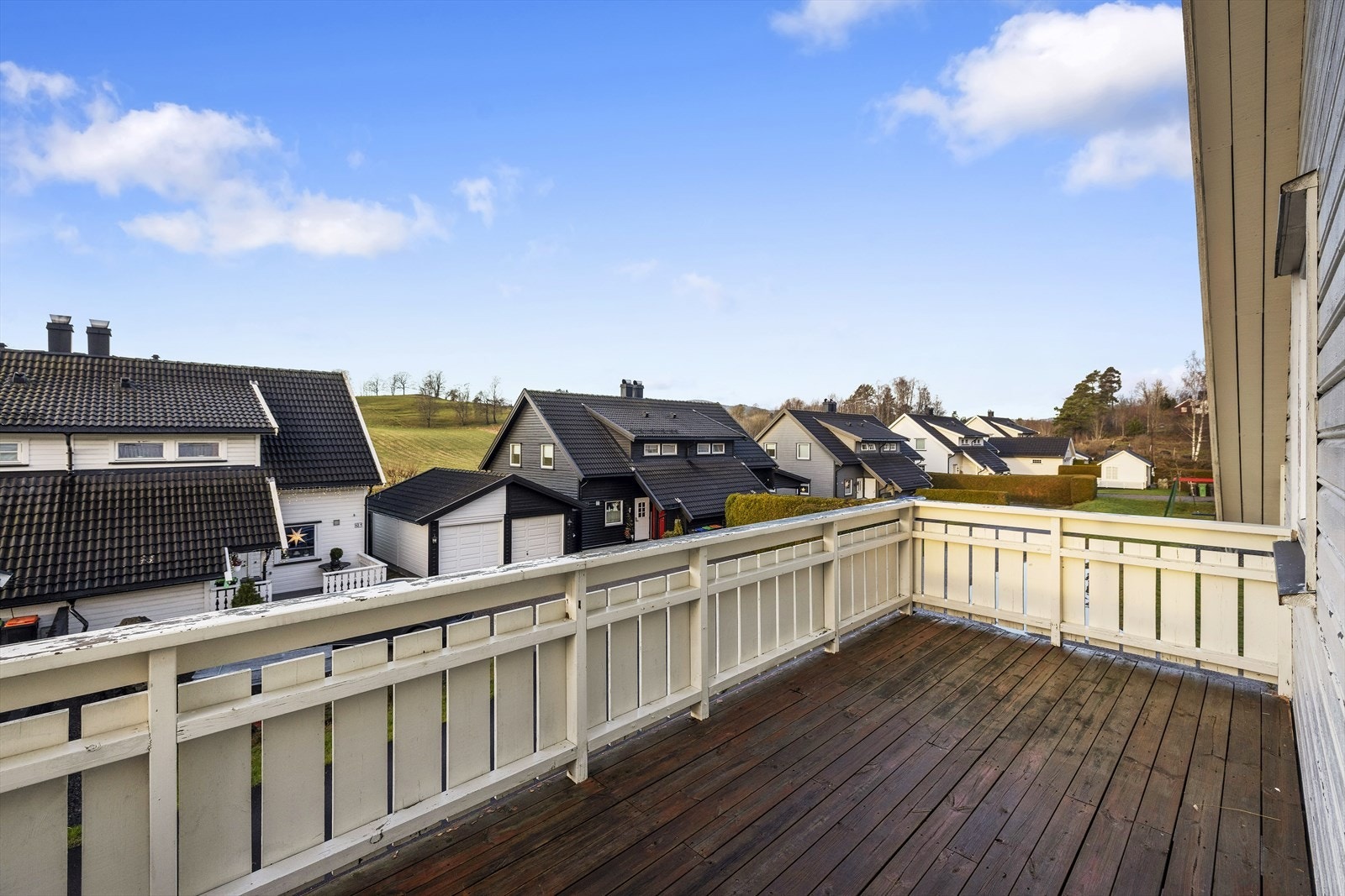 Fra hovedsoverom er det utgang til vestvendt balkong med flott utsikt mor hyggelig gårdslandskap Galleribilde