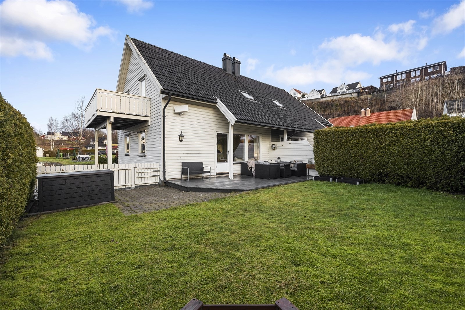 Tomten er skjermet og barnevennlig med terrasse og solrikt, inngjerdet hageområde med god plass til aktiviteter Galleribilde