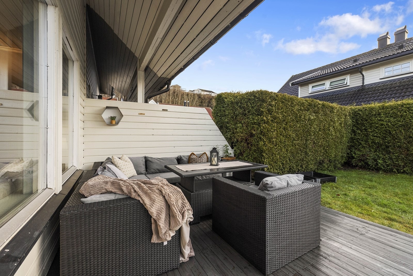 Det er hekk i tomtegrenser, som skjermer godt for innsyn Galleribilde