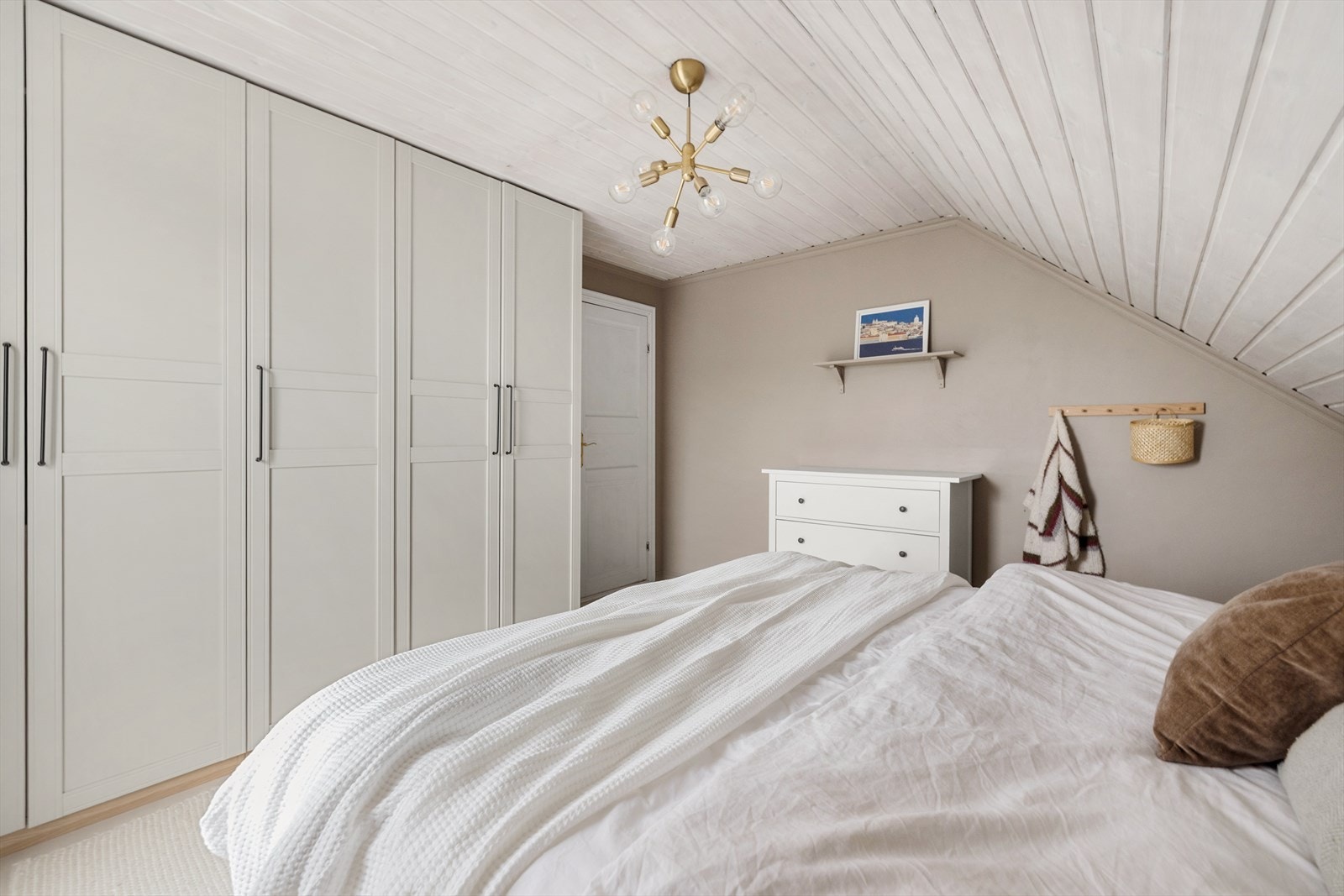 Rommene er innredet med garderobeskap Galleribilde