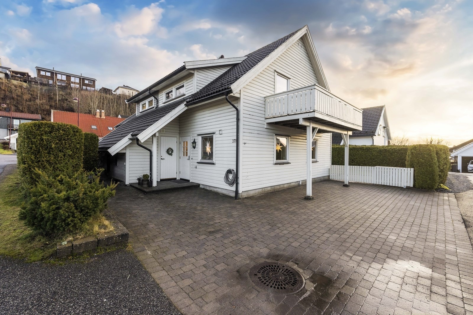 Tomten er pent opparbeidet med steinlagt gårdsplass og egen hagedel. Gode parkeringsmuligheter i gårdsplass Galleribilde