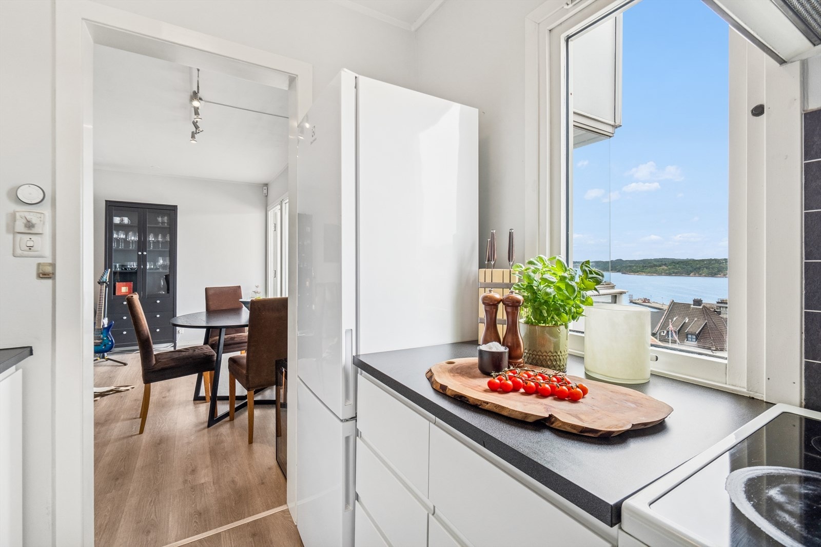 Pent kjøkken med sjøutsikt Galleribilde