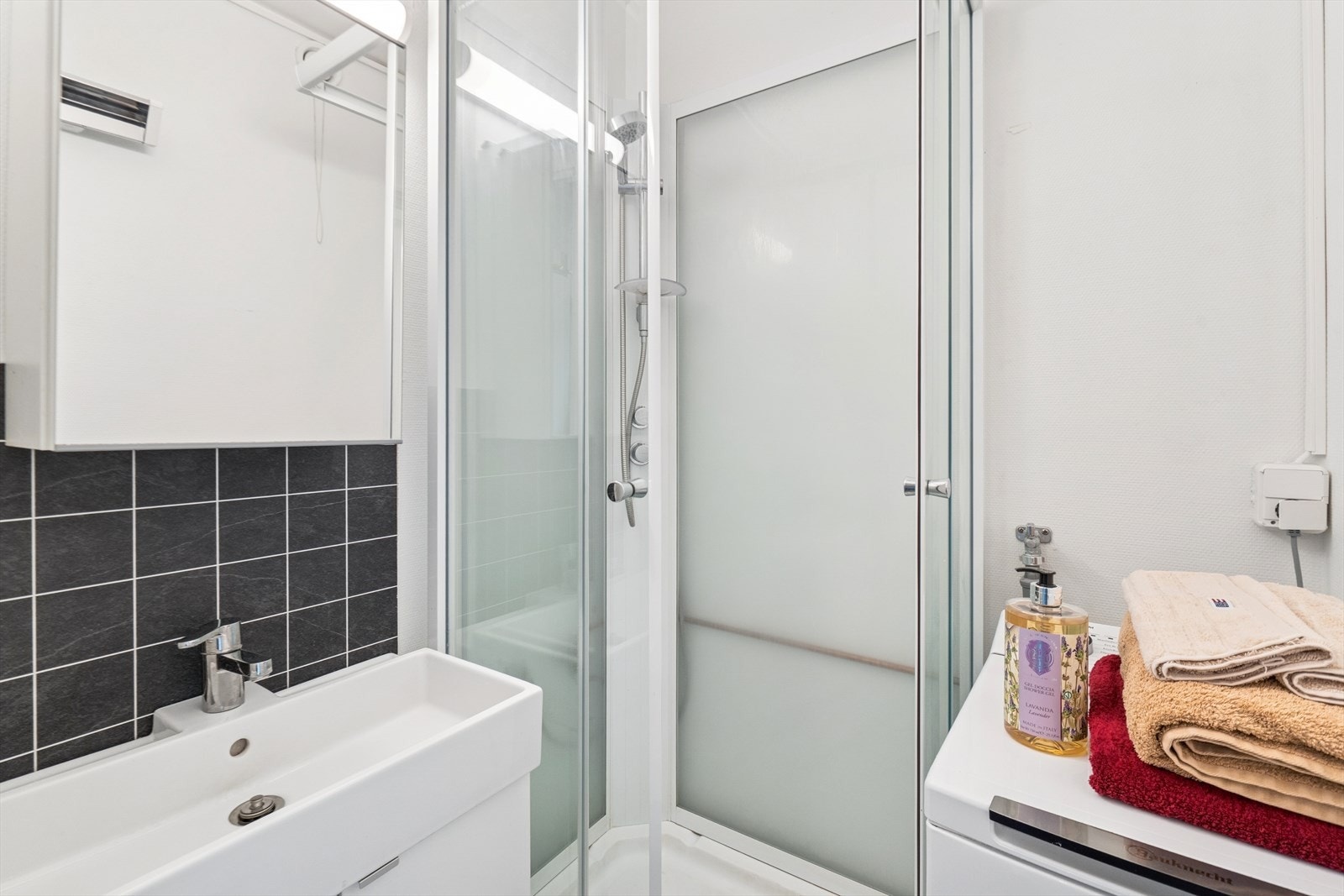 Baderom med opplegg for vaskemaskin Galleribilde