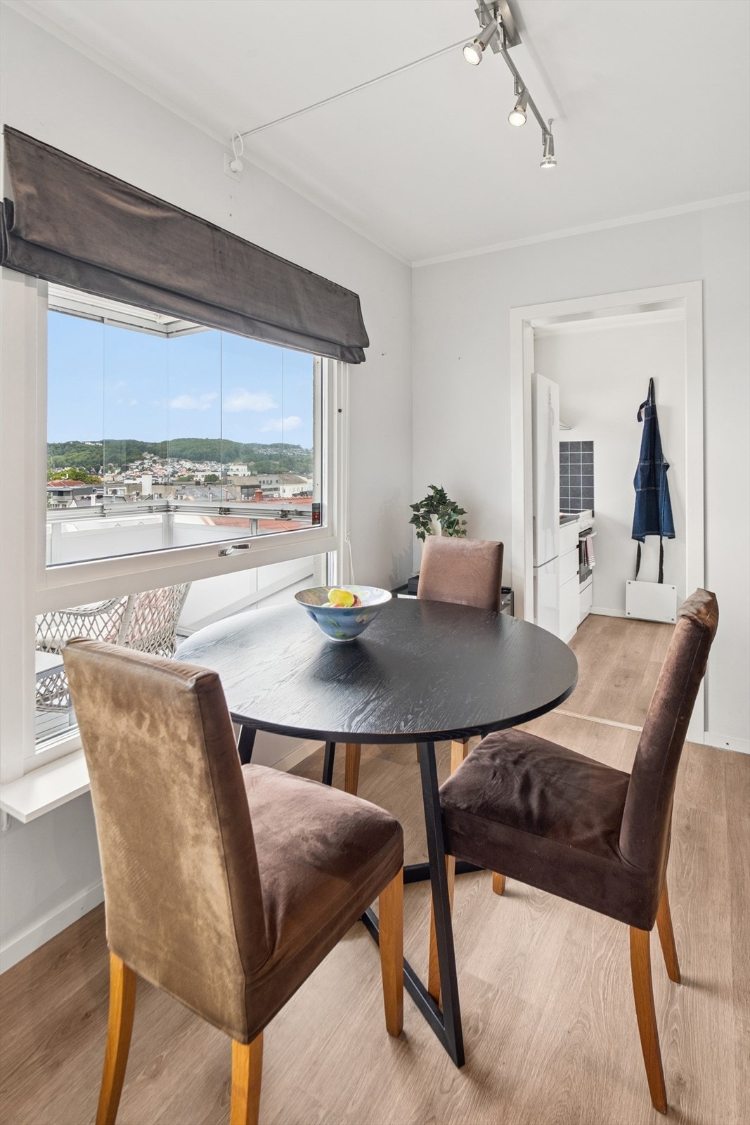 Stue har plass til en hyggelig spiseplass med utsikt over byen og fjorden Galleribilde