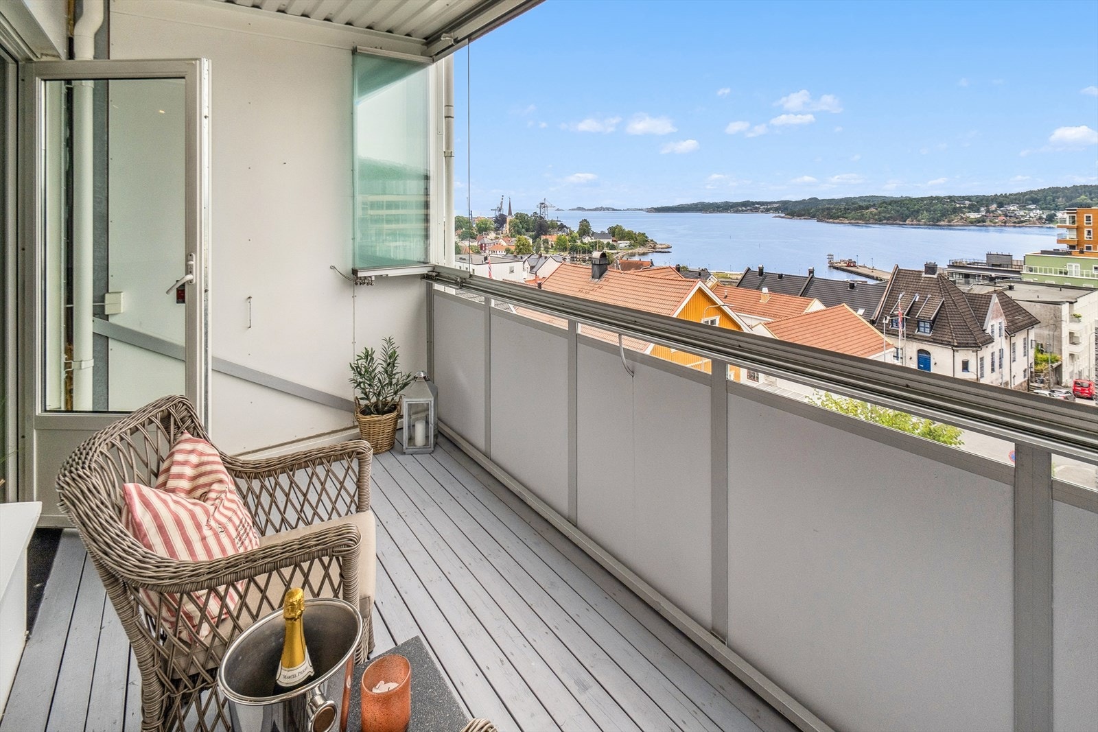 Fantastisk beliggende med innglasset balkong med nydelig sjøutsikt og fantastiske solforhold! Galleribilde