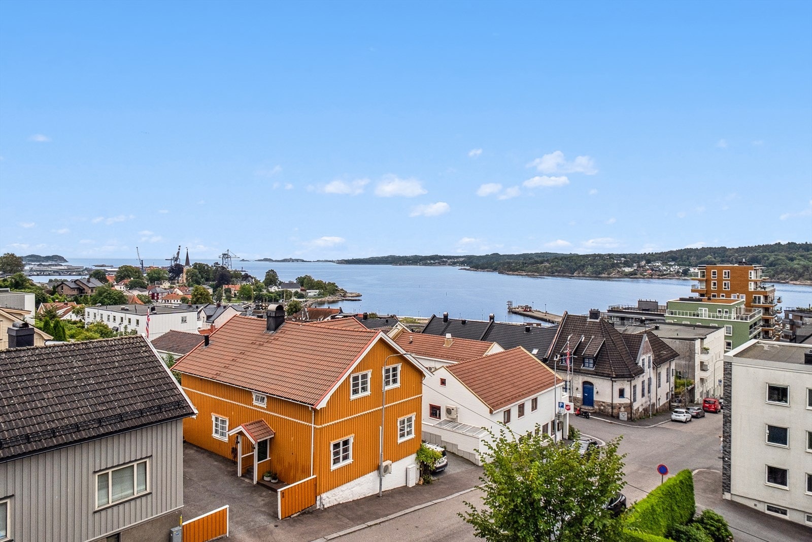 Beliggenhet, beliggenhet, beliggenhet..... Med heis opp til 3. etg og sentrum like ved leiligheten bor du midt i smørøyet! Galleribilde