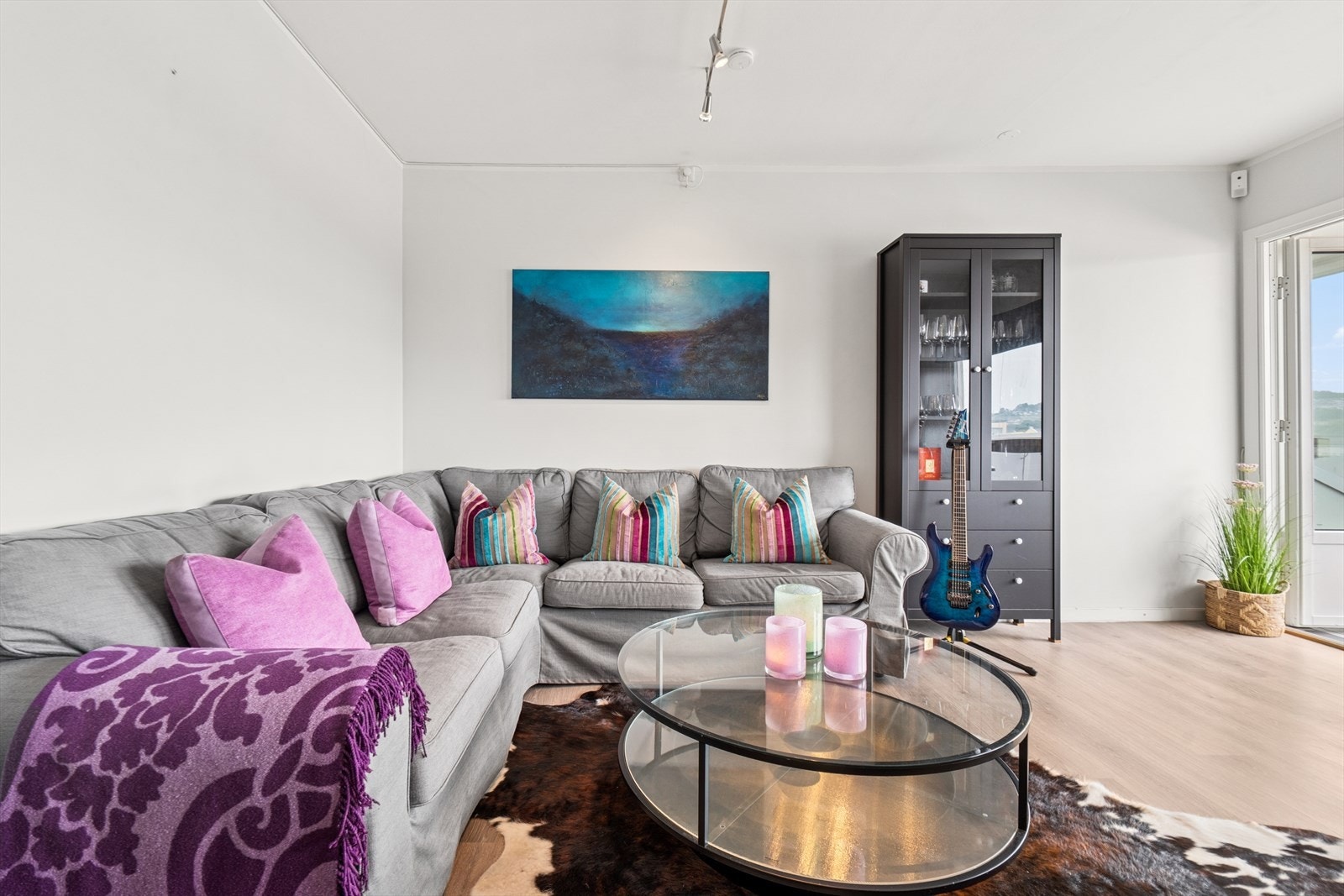 Stue er enkel å møblere - utgang til innglasset balkong som er en ekstra stue på vår/sommer/høst Galleribilde