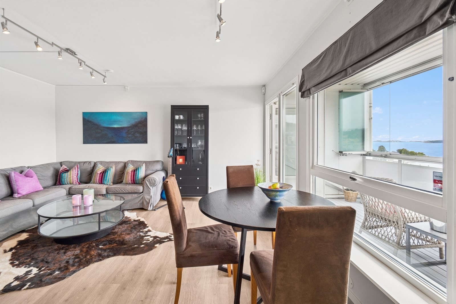 Stuen er lys og pent oppusset med fantastisk utsikt Galleribilde