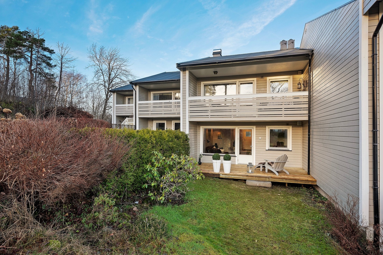 Usjenert koselig hage samt ny terrasse Galleribilde