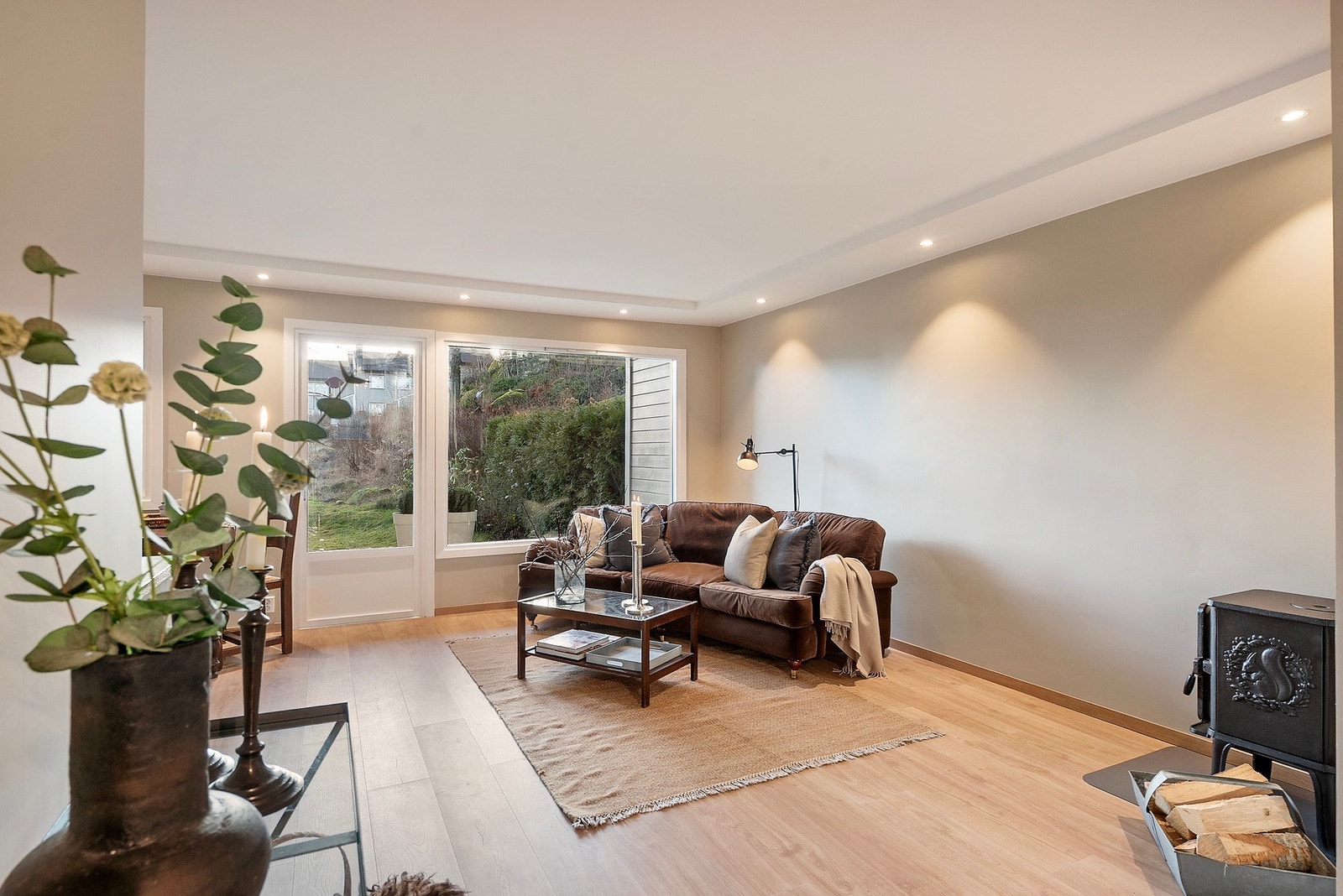 Hyggelig stue med peisovn Galleribilde