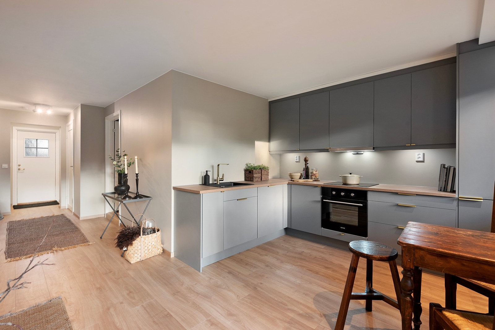 Bra med skap- og benkeplass på kjøkken Galleribilde