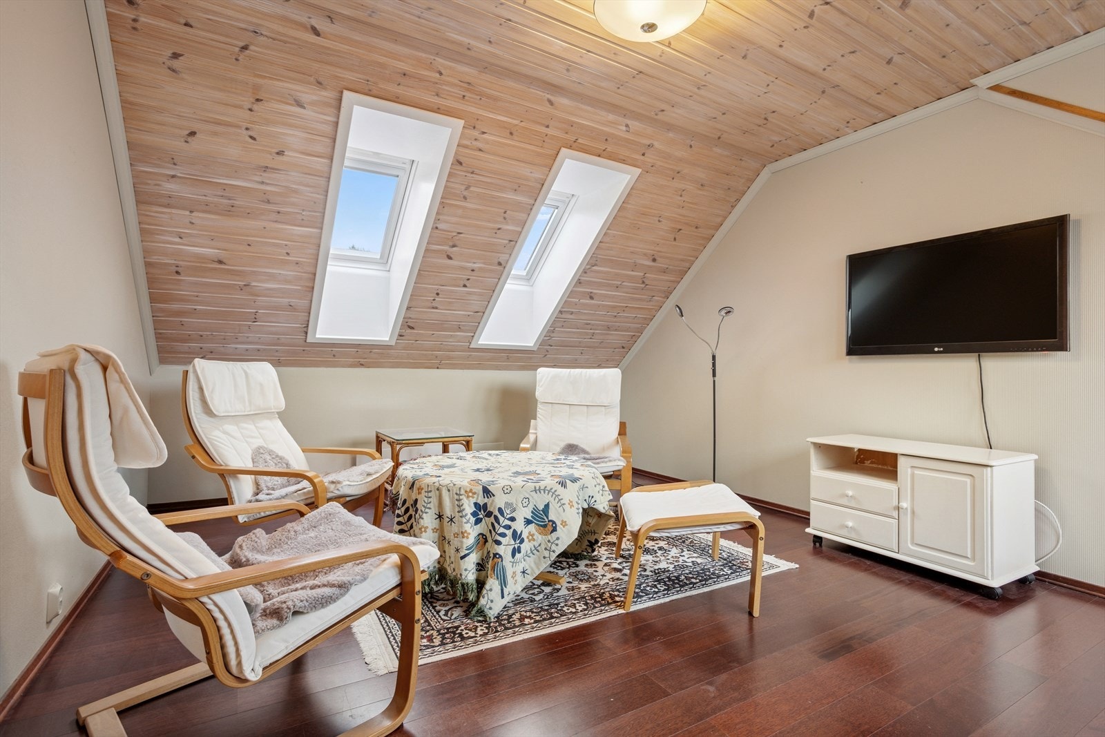 Lys loftstue med god takhøyde og store vinduer - perfekt som ekstra oppholdsrom. Galleribilde