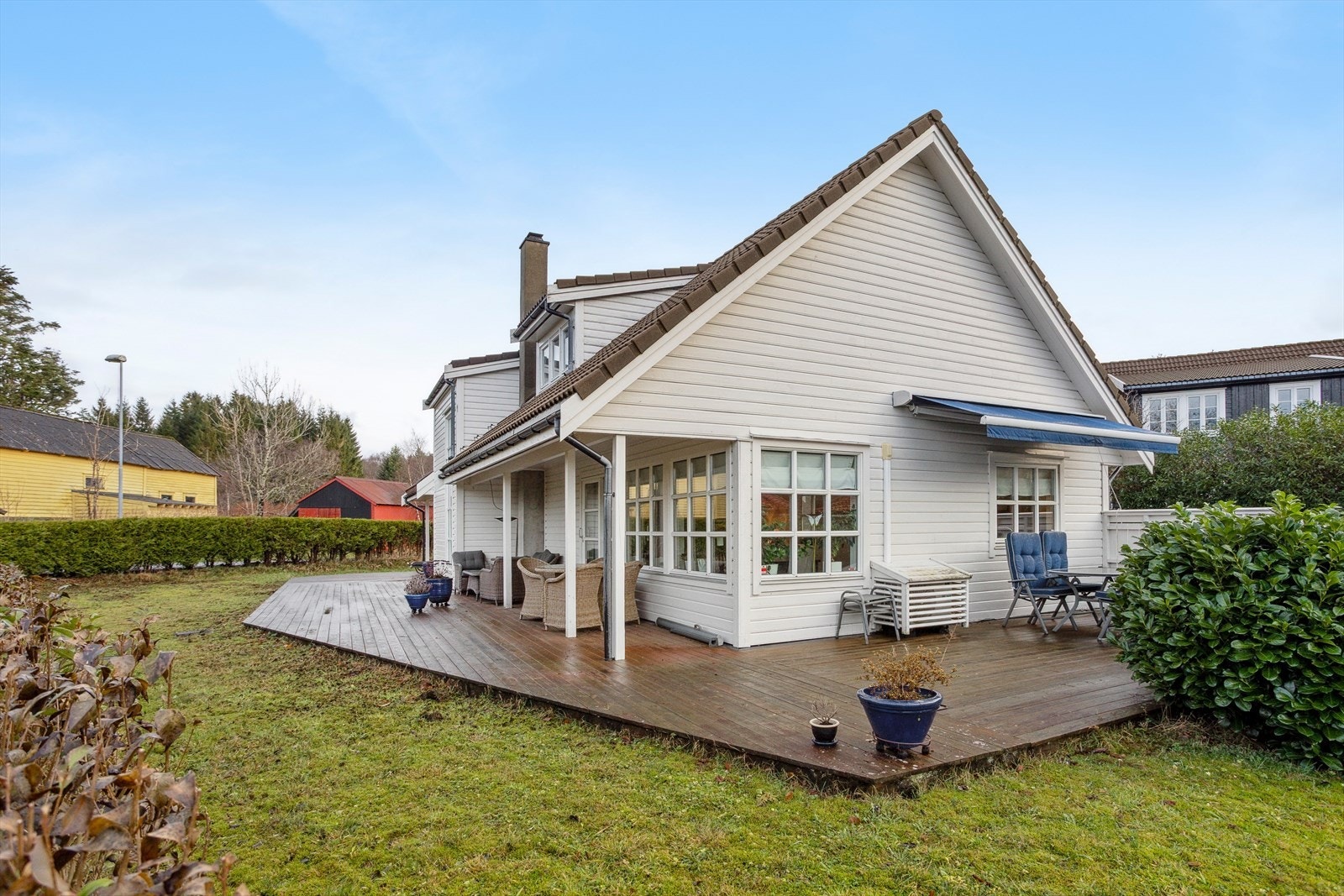 Terrassen gir god plass til utemøbler, grill og loungeløsninger, og skaper en naturlig forlengelse av oppholdsrommene. Galleribilde