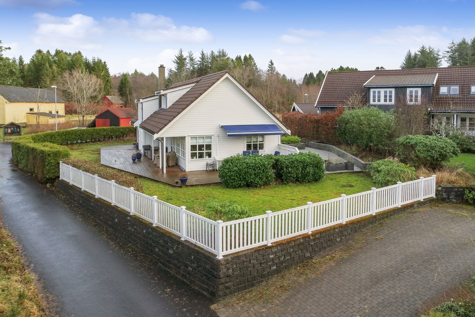 Boligen har romslige uteplasser som omkranser huset og gir gode solforhold gjennom hele dagen. Galleribilde