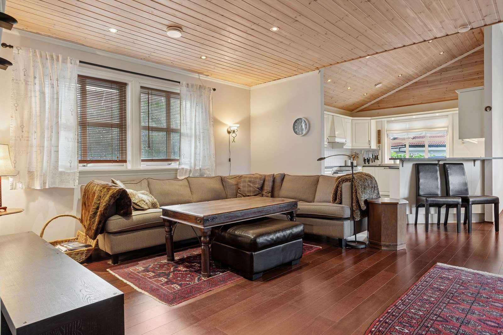 Stuen har plass til flere møbleringsmuligheter for å skape den stuen du selv ønsker. Galleribilde