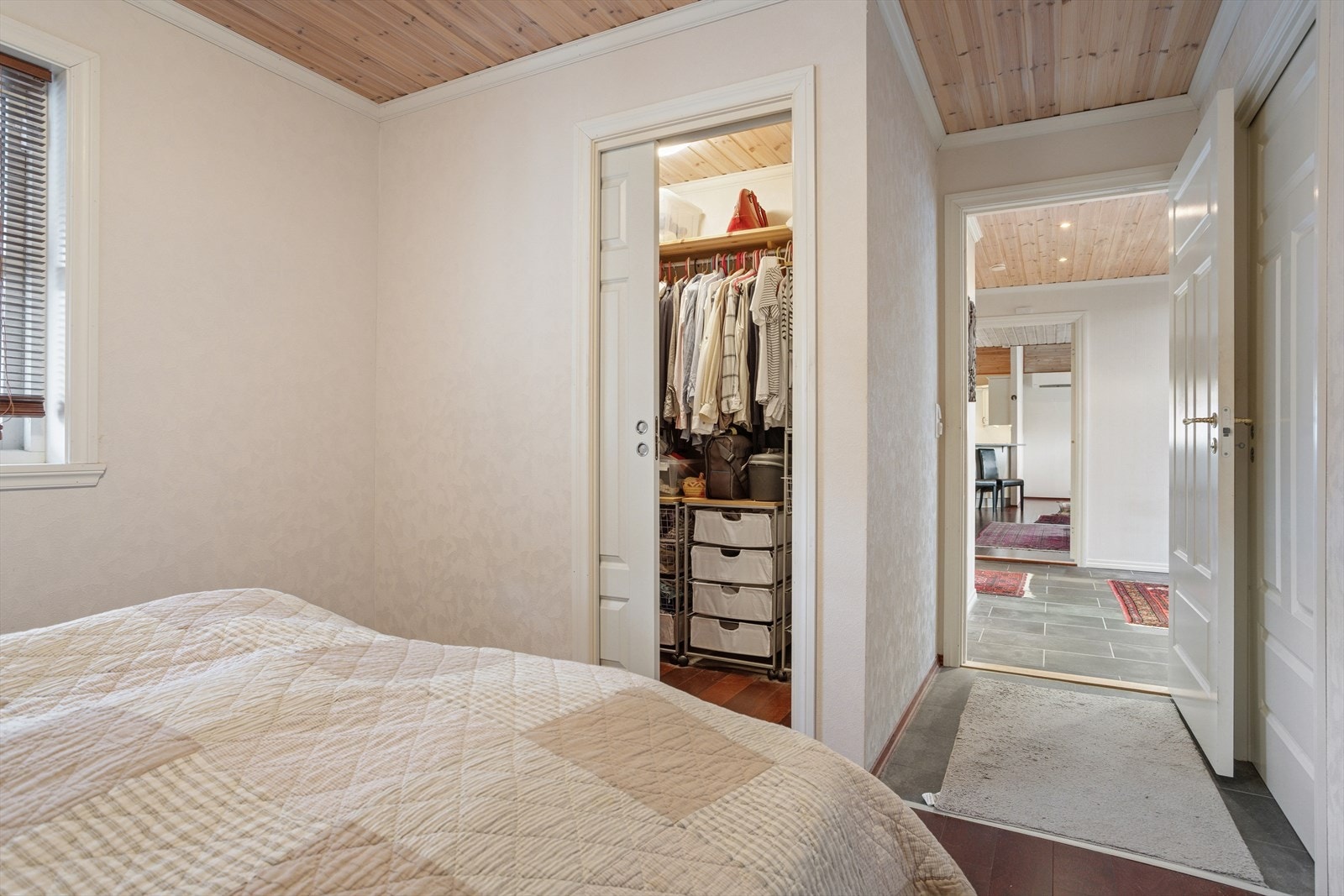 Soverommet i første etasje har walk-in garderobe. Galleribilde