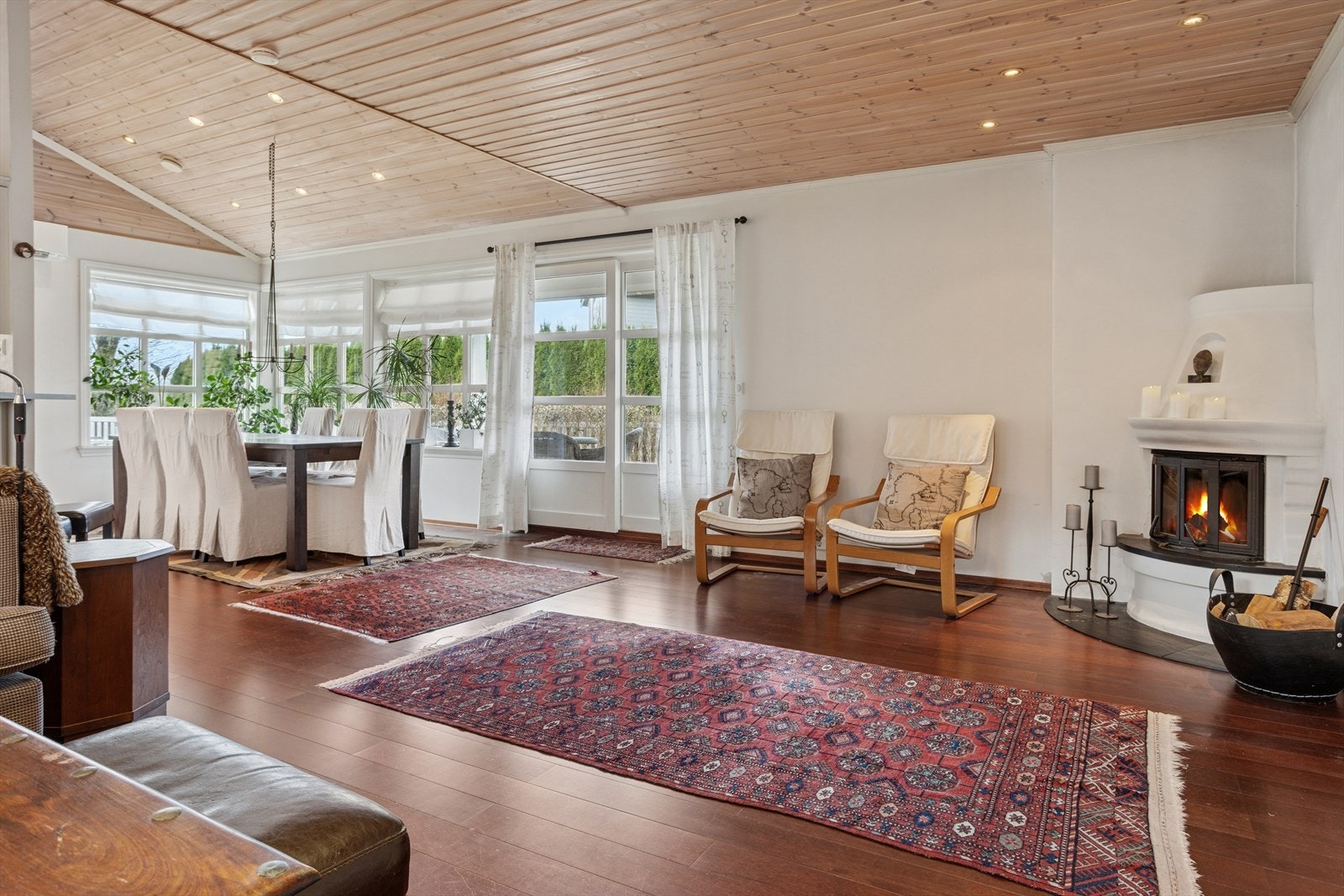 Lys og romslig stue med store vinduer som slipper inn rikelig med dagslys - perfekt for hyggelige stunder. Galleribilde