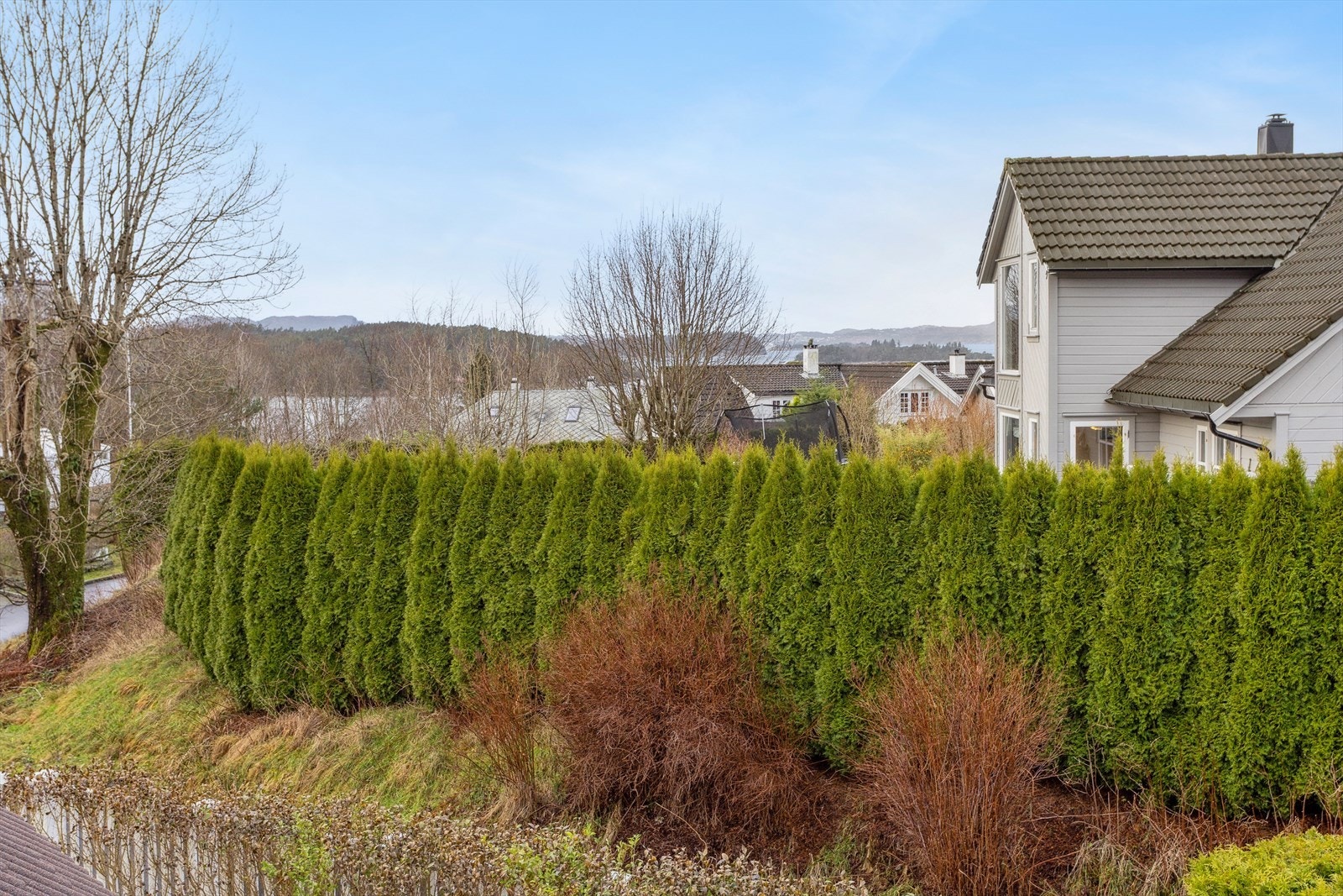 Grønn og skjermet hage gir en privat oase med mange muligheter. Galleribilde