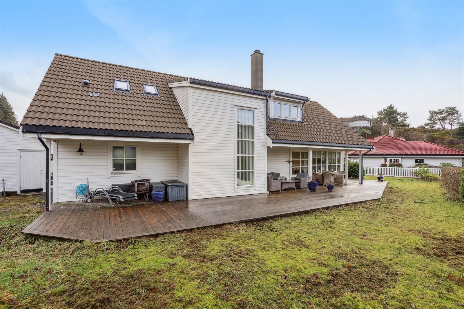 Romslig uteområde med mange muligheter - perfekt for hageprosjekter, grilling og avslapning. Galleribilde