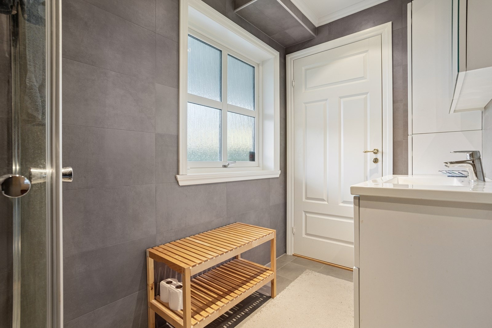 Badet i første etasje har fliser på gulv og vegger. Galleribilde