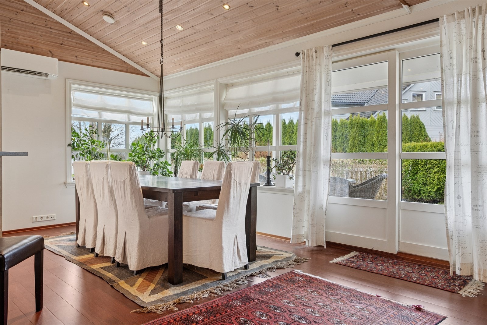 Spisestuen byr på det sosiale for familiekos, hyggelige middagsselskaper og diverse andre selskapeligheter. Galleribilde