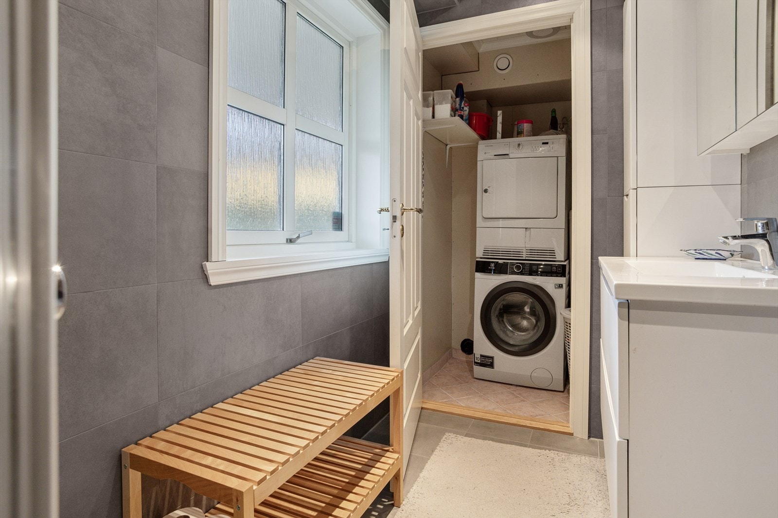 Soverommet har direkte tilgang til eget bad og vaskerom. Galleribilde