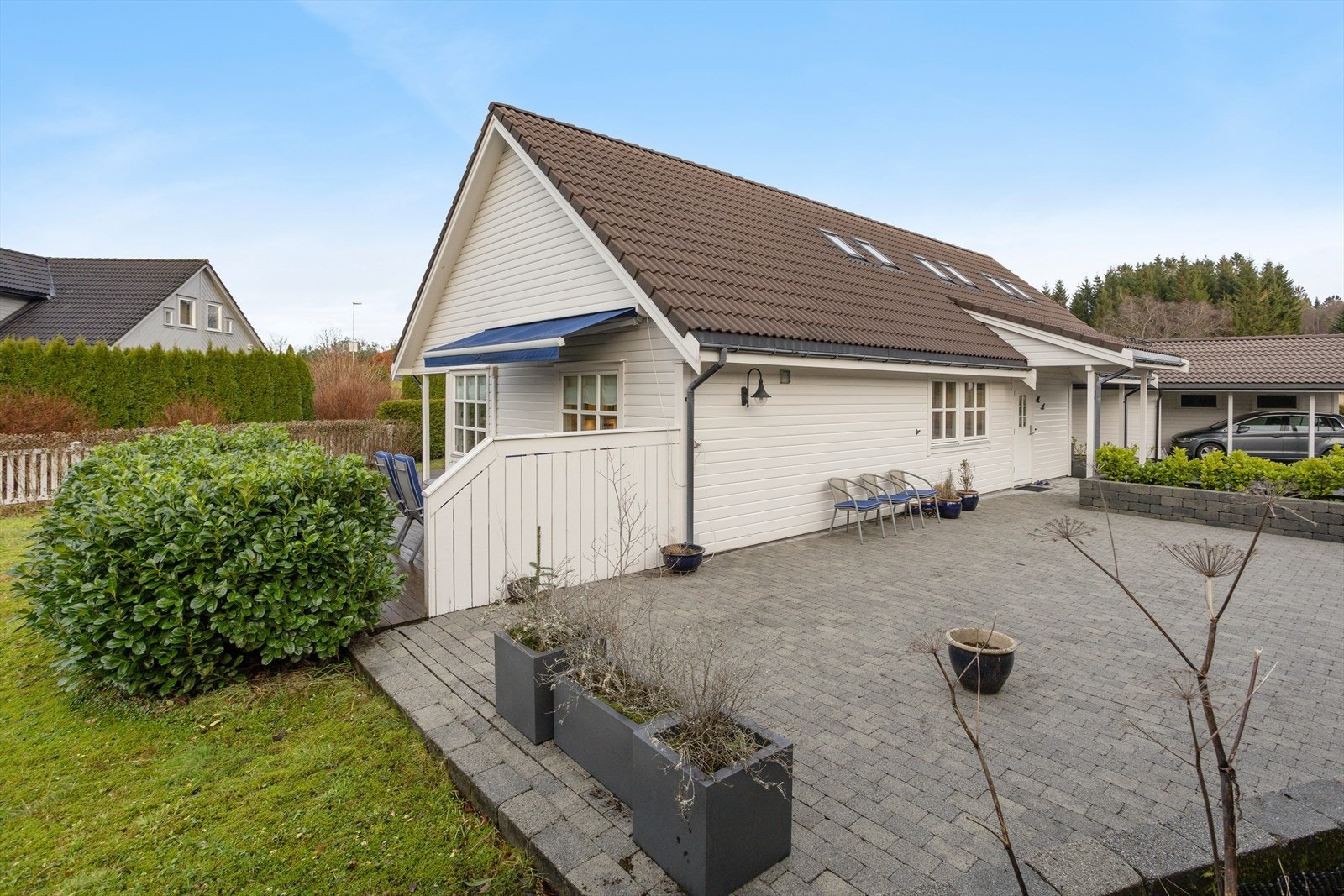 Her kan du nyte morgensolen ved inngangspartiet og kveldssolen i hagen. Galleribilde