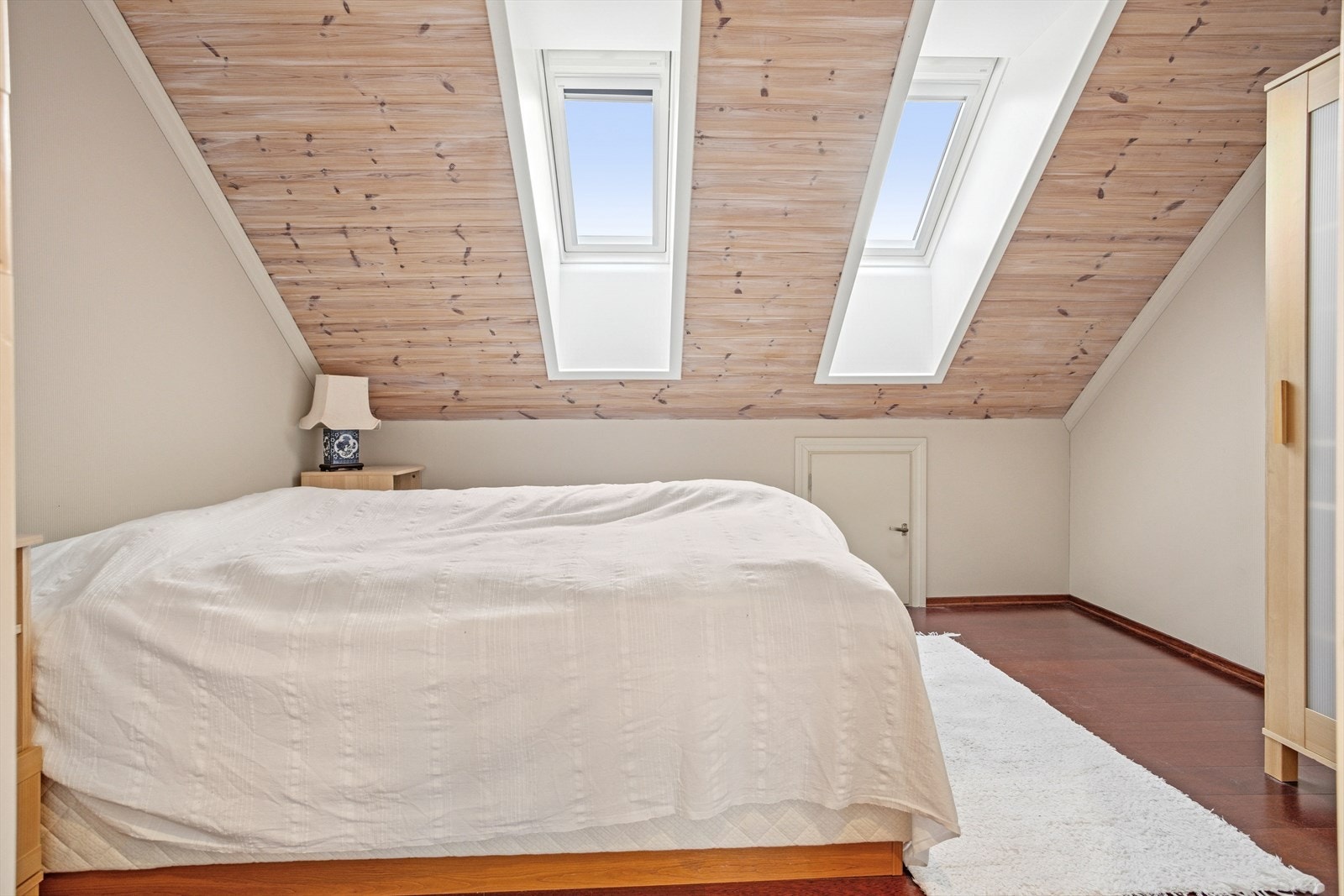 Soverom 2: Lyst og romslig soverom med god plass til seng og møbler. Galleribilde