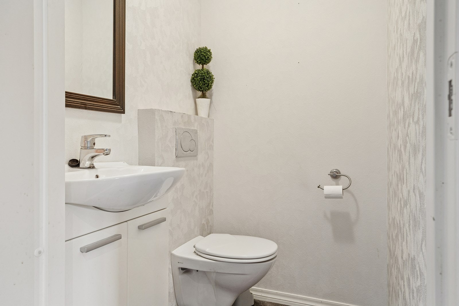 Toalettrommet er utstyrt med vegghengt toalett og servant. Galleribilde