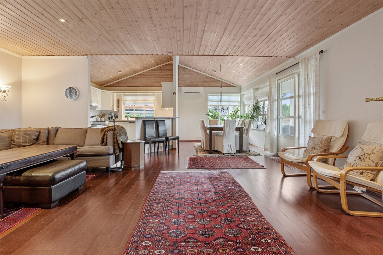 Stuen har en åpen løsning mot kjøkkenet, som er smart avskjermet for å bevare funksjonalitet og arbeidsro. Galleribilde