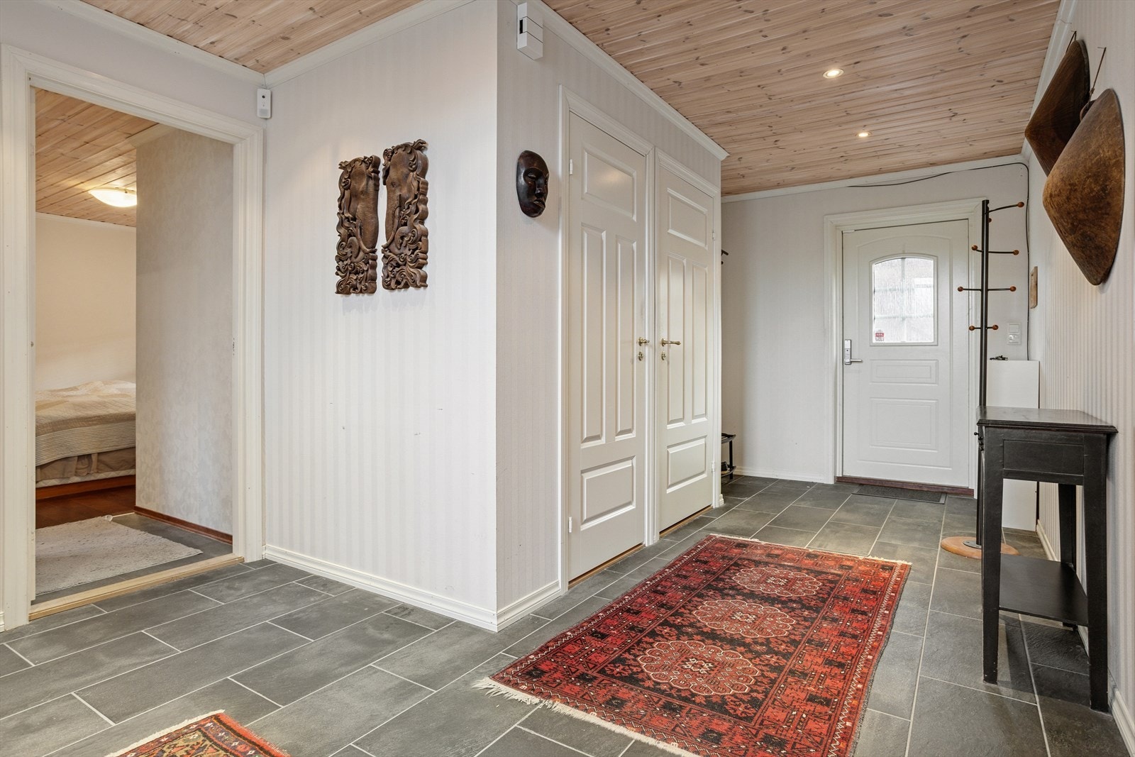 Ved ankomst ønskes du velkommen til en innbydende entré med en praktisk bod - ideell for oppbevaring av yttertøy på en praktisk og ryddig måte. Galleribilde