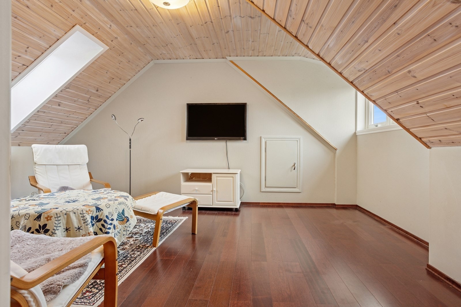 Loftstuen byr på gode muligheter for fleksibel møblering - perfekt for å tilpasse rommet til dine behov. Galleribilde