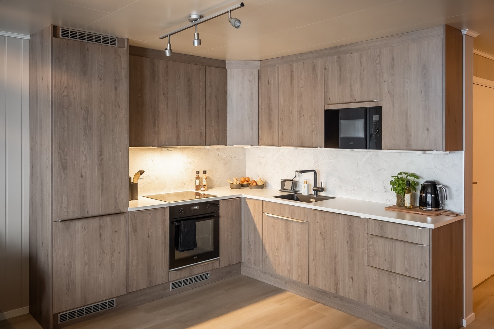 Delikat Noremakjøkken med integrerte hvitevarer Galleribilde