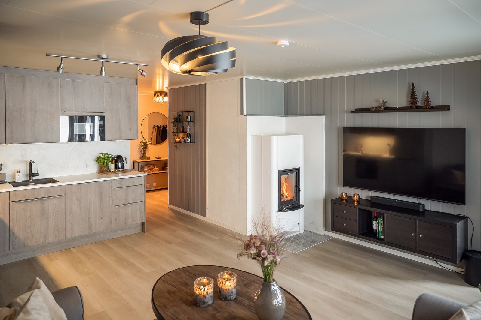 Det ble lagt nytt laminatgulv i 2023 og kjøkkenet er nytt fra 2021 Galleribilde