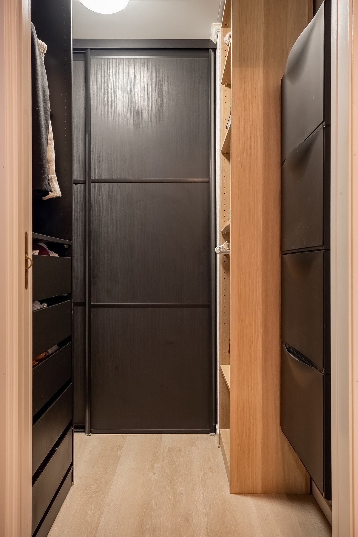 I tilknytning til entreen er det etablert et praktisk garderoberom med masse plass Galleribilde