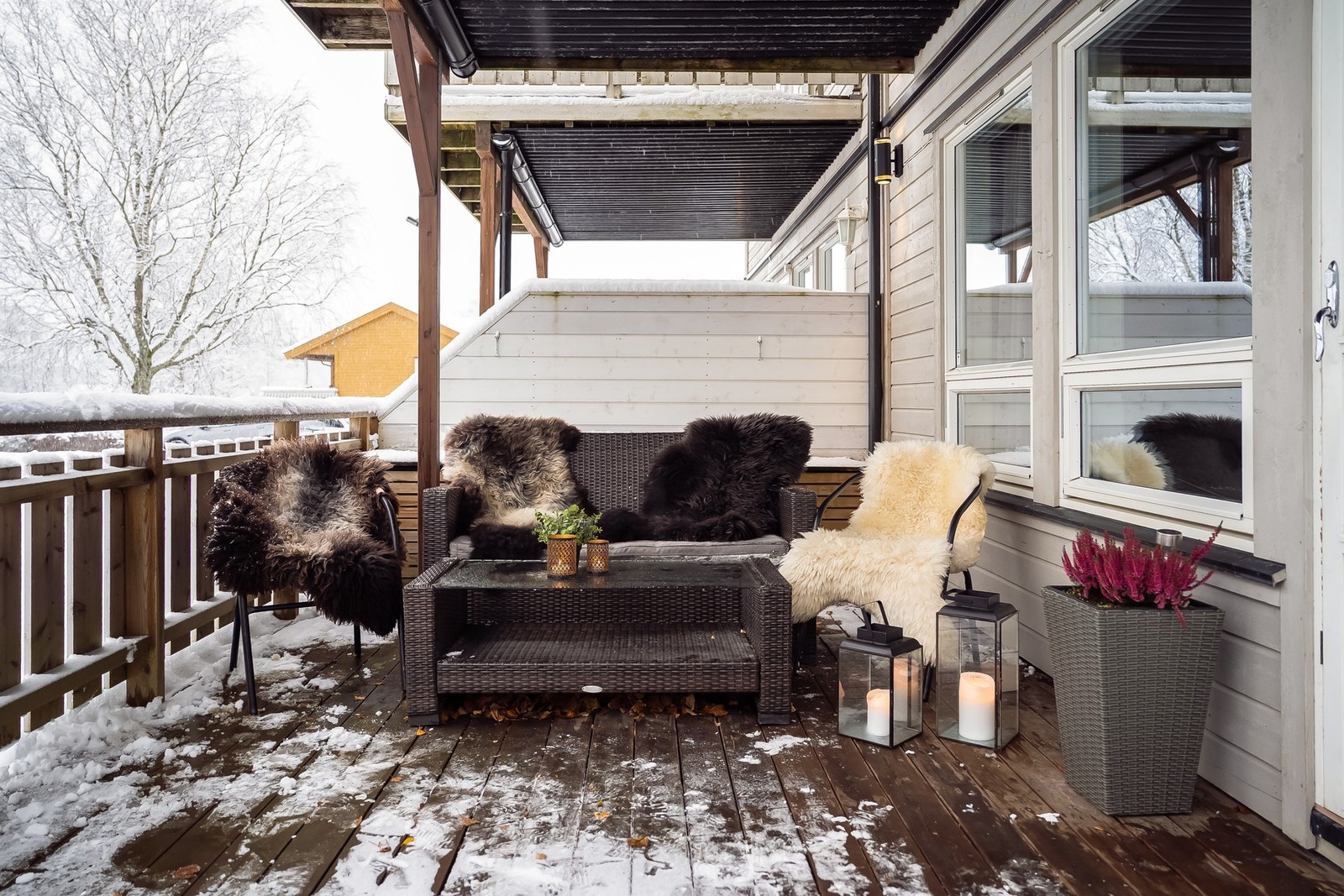 Romslig, sørvendt terrasse med god plass til utemøblement Galleribilde