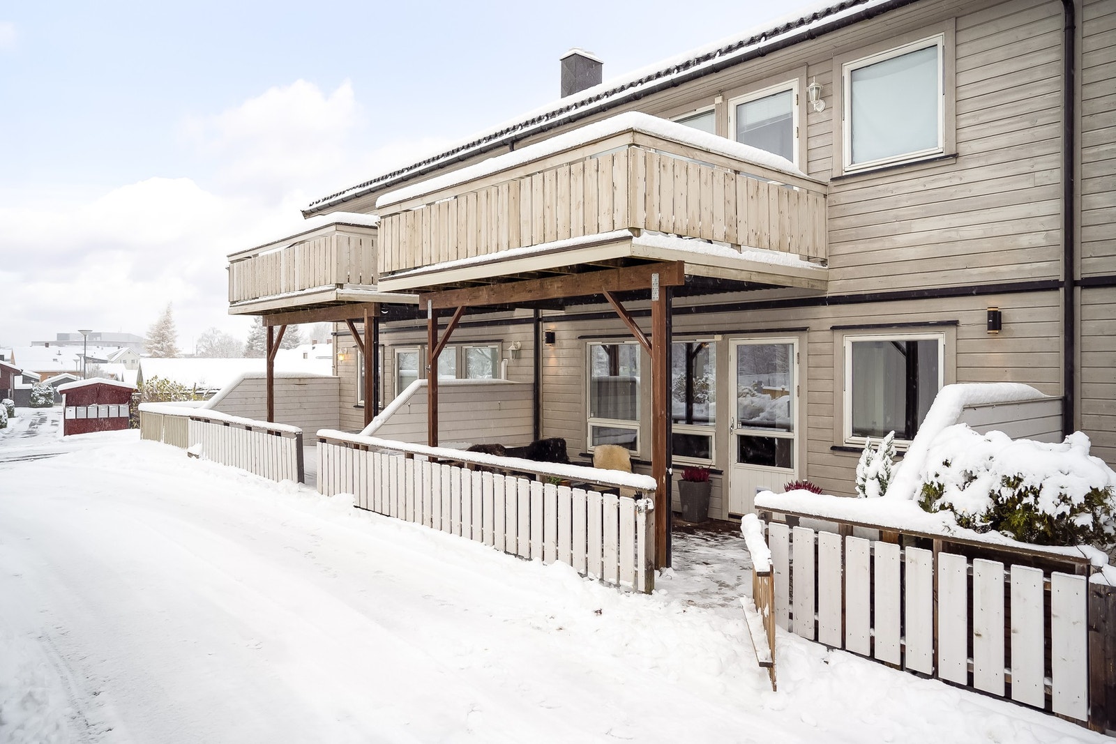 Leiligheten disponerer en egen parkeringsplass på felles parkering like ved leiligheten Galleribilde