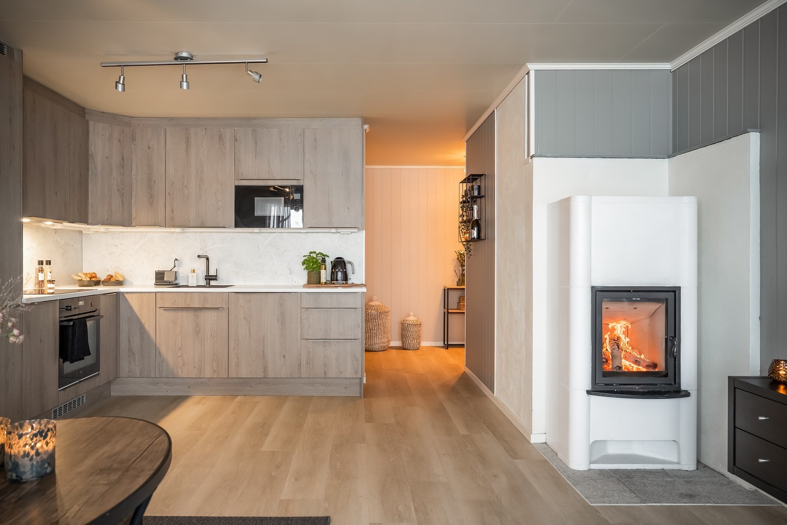 Åpen løsning mellom stue og kjøkken, og rommet måler 24,2 kvm Galleribilde