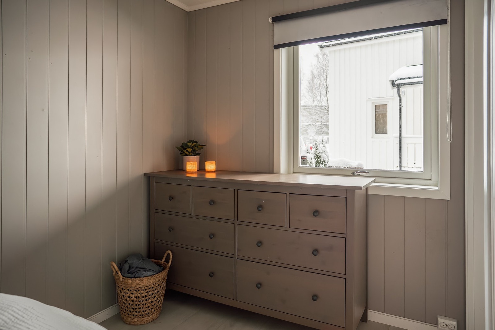 God plass til både dobbeltseng og oppbevaring for klær Galleribilde