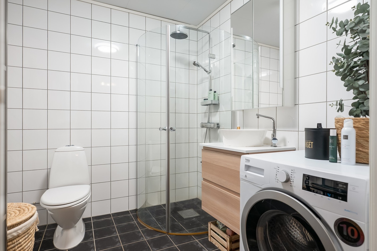 Pent, flislagt bad med varmekabler i gulv samt alt av nødvendig utstyr Galleribilde