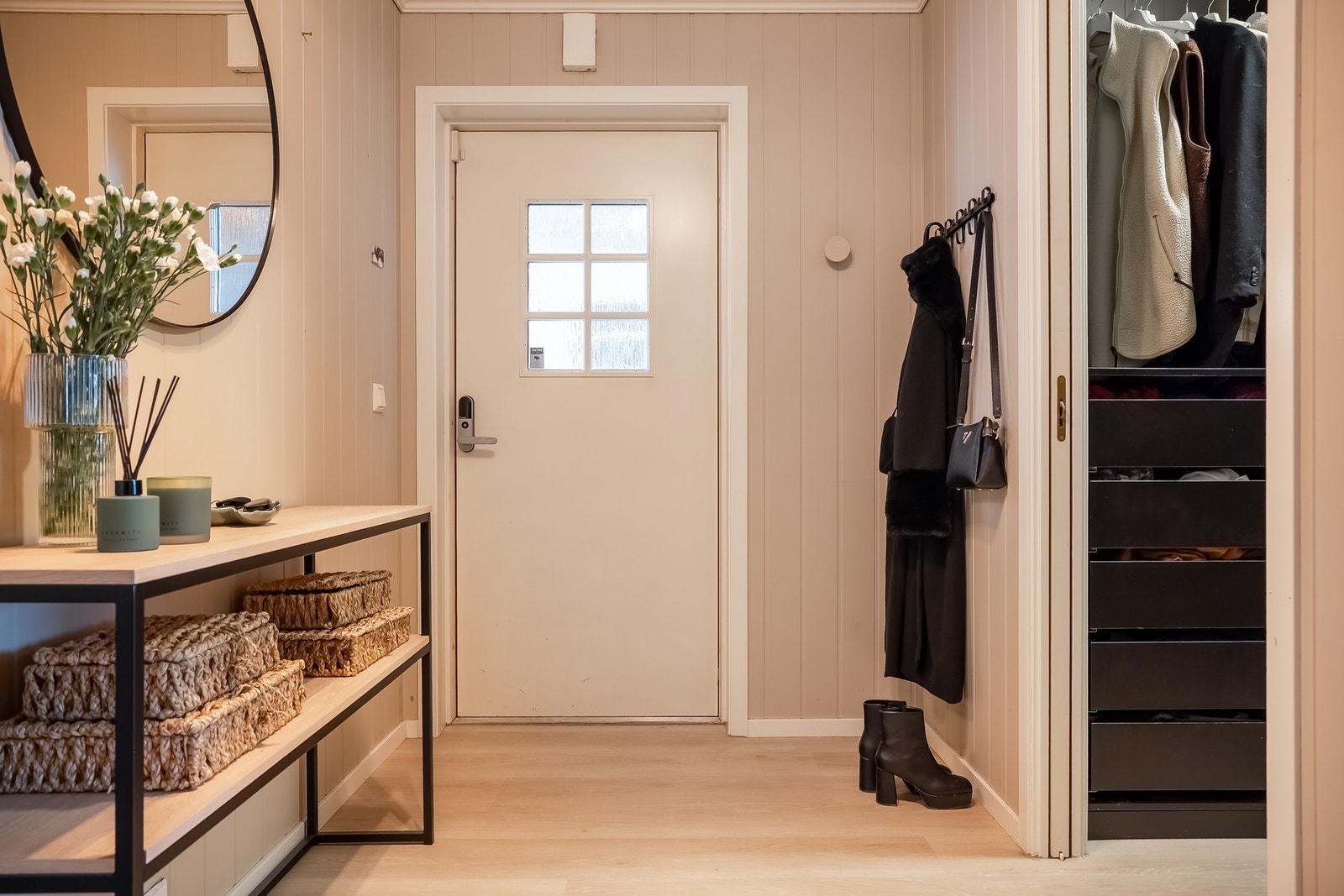 Lys og innbydende entré med god plass til yttertøy og sko Galleribilde