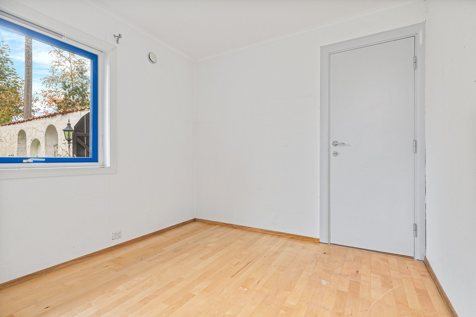 Soverom 1 er av god størrelse med god plass til dobbeltseng og annet ønskelig møblement Galleribilde