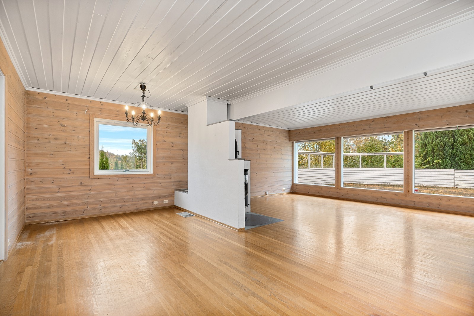 Romslig stue med meget gode muligheter for innredning etter eget ønske Galleribilde