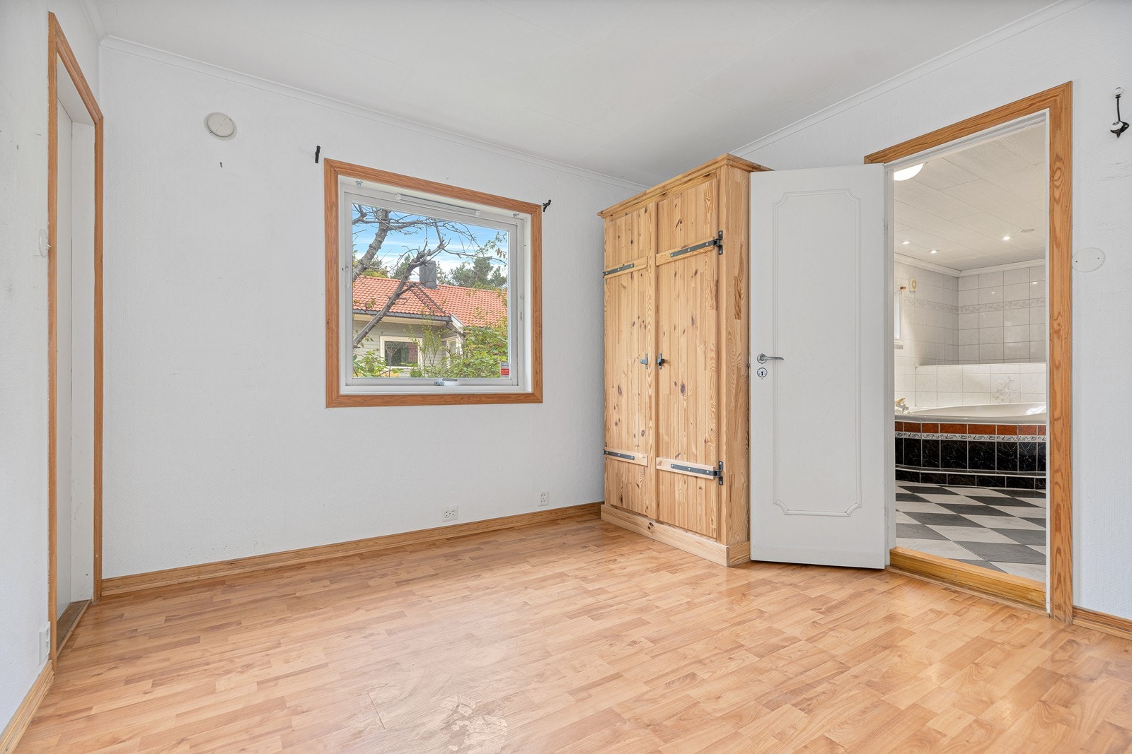 Egen adkomst til romslig bad Galleribilde