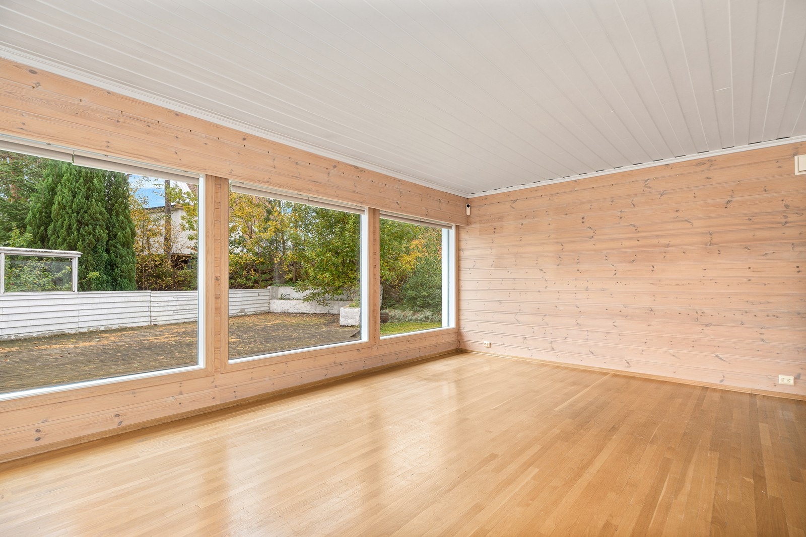 Store vindusflater bidrar til rikelig innslipp av naturlig lys og økt romfølelse Galleribilde